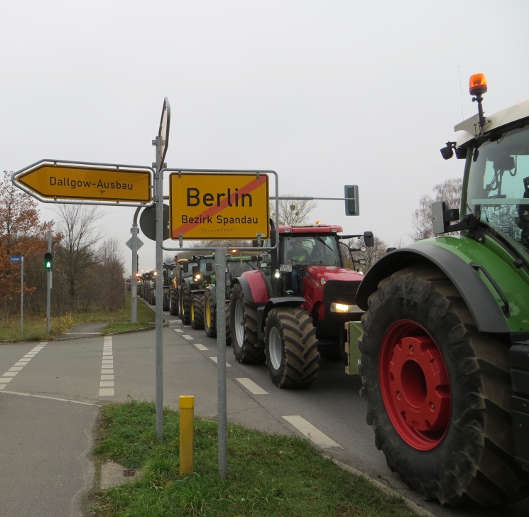 Traktorenschlange am Ortsschild Sternfahrt Berlin 2019